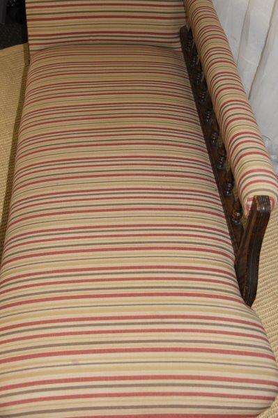 A MAGNIFICENT ANTIQUE EDWARDIAN WALNUT CARVED CHAISE-LONGUE SOFA ON ITS ORIGINAL CASTORS