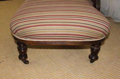 A MAGNIFICENT ANTIQUE EDWARDIAN WALNUT CARVED CHAISE-LONGUE SOFA ON ITS ORIGINAL CASTORS