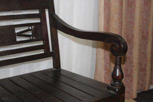 A FANTASTIC AND BEAUTIFULLY MADE CARVED INDONESIAN TEAK BENCH WITH STUNNING QUALITY CUSHIONS