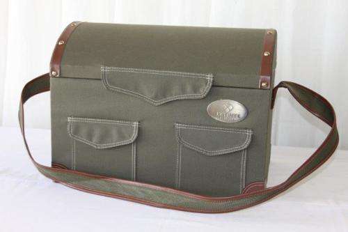 A SUPERB ORIGINAL EETRITE 4-PERSON PICNIC BASKET SET WITH PLATES, CUTLERY, CUPS & MORE - NEVER USED