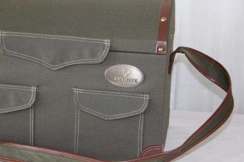 A SUPERB ORIGINAL EETRITE 4-PERSON PICNIC BASKET SET WITH PLATES, CUTLERY, CUPS & MORE - NEVER USED