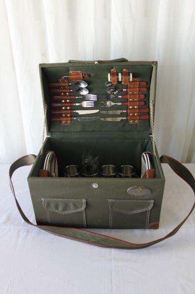 A SUPERB ORIGINAL EETRITE 4-PERSON PICNIC BASKET SET WITH PLATES, CUTLERY, CUPS & MORE - NEVER USED