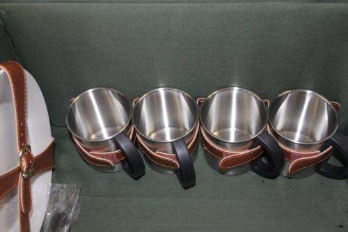 A SUPERB ORIGINAL EETRITE 4-PERSON PICNIC BASKET SET WITH PLATES, CUTLERY, CUPS & MORE - NEVER USED