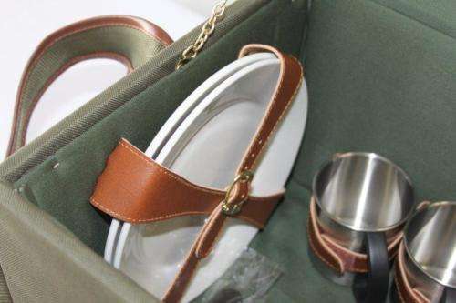 A SUPERB ORIGINAL EETRITE 4-PERSON PICNIC BASKET SET WITH PLATES, CUTLERY, CUPS & MORE - NEVER USED