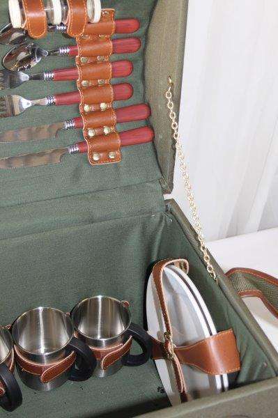 A SUPERB ORIGINAL EETRITE 4-PERSON PICNIC BASKET SET WITH PLATES, CUTLERY, CUPS & MORE - NEVER USED