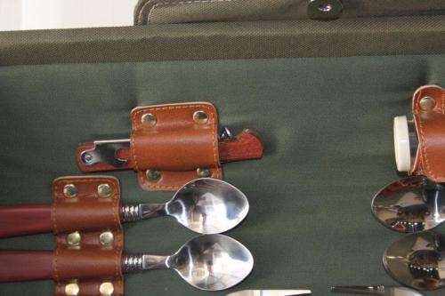 A SUPERB ORIGINAL EETRITE 4-PERSON PICNIC BASKET SET WITH PLATES, CUTLERY, CUPS & MORE - NEVER USED