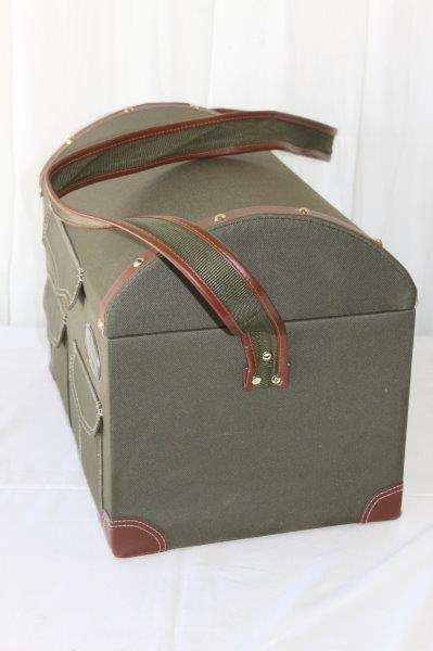 A SUPERB ORIGINAL EETRITE 4-PERSON PICNIC BASKET SET WITH PLATES, CUTLERY, CUPS & MORE - NEVER USED