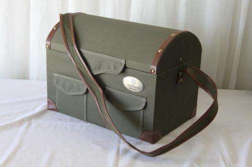 A SUPERB ORIGINAL EETRITE 4-PERSON PICNIC BASKET SET WITH PLATES, CUTLERY, CUPS & MORE - NEVER USED