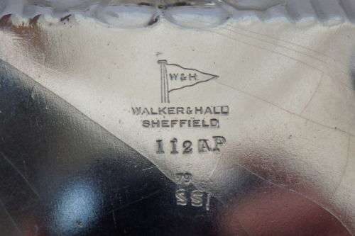 AN ELEGANT ANTIQUE ORNATE WALKER AND HALL LIDDED SILVER PLATED BUTTER DISH