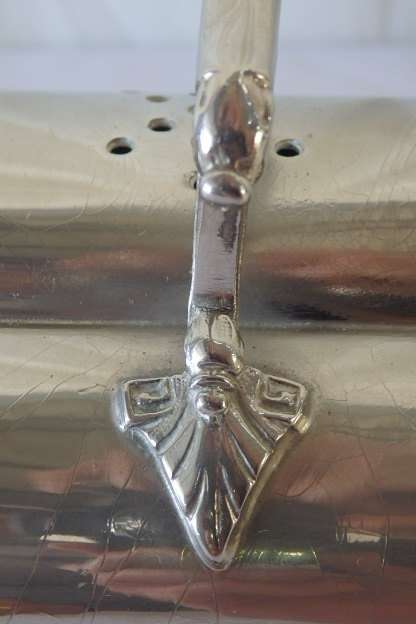 AN ELEGANT ANTIQUE ORNATE WALKER AND HALL LIDDED SILVER PLATED BUTTER DISH