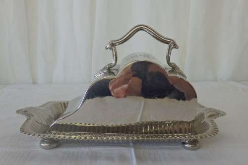 AN ELEGANT ANTIQUE ORNATE WALKER AND HALL LIDDED SILVER PLATED BUTTER DISH