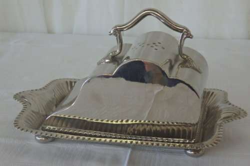 AN ELEGANT ANTIQUE ORNATE WALKER AND HALL LIDDED SILVER PLATED BUTTER DISH