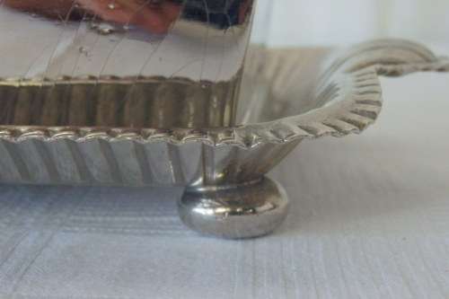 AN ELEGANT ANTIQUE ORNATE WALKER AND HALL LIDDED SILVER PLATED BUTTER DISH
