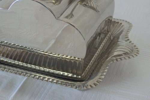 AN ELEGANT ANTIQUE ORNATE WALKER AND HALL LIDDED SILVER PLATED BUTTER DISH