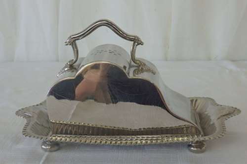 AN ELEGANT ANTIQUE ORNATE WALKER AND HALL LIDDED SILVER PLATED BUTTER DISH