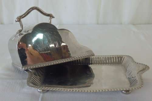 AN ELEGANT ANTIQUE ORNATE WALKER AND HALL LIDDED SILVER PLATED BUTTER DISH