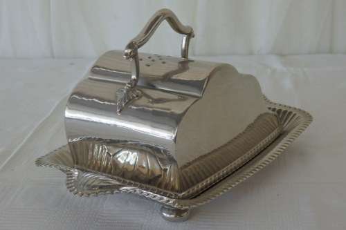 AN ELEGANT ANTIQUE ORNATE WALKER AND HALL LIDDED SILVER PLATED BUTTER DISH