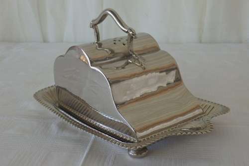 AN ELEGANT ANTIQUE ORNATE WALKER AND HALL LIDDED SILVER PLATED BUTTER DISH