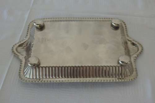 AN ELEGANT ANTIQUE ORNATE WALKER AND HALL LIDDED SILVER PLATED BUTTER DISH
