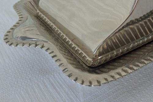 AN ELEGANT ANTIQUE ORNATE WALKER AND HALL LIDDED SILVER PLATED BUTTER DISH