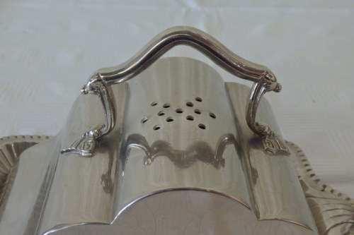 AN ELEGANT ANTIQUE ORNATE WALKER AND HALL LIDDED SILVER PLATED BUTTER DISH