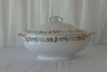 A STUNNING ENGLISH MADE ALFRED MEAKIN GLO-WHITE SERIES LARGE PORCELAIN LIDDED TUREEN