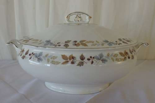 A STUNNING ENGLISH MADE ALFRED MEAKIN GLO-WHITE SERIES LARGE PORCELAIN LIDDED TUREEN