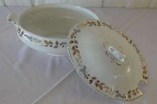 A STUNNING ENGLISH MADE ALFRED MEAKIN GLO-WHITE SERIES LARGE PORCELAIN LIDDED TUREEN