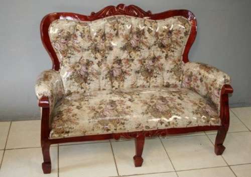 A FABULOUS VICTORIAN STYLED SOFA COUCH WITH DEEP BUTTON DETAILING AND ROLLED PADDED ARMRESTS