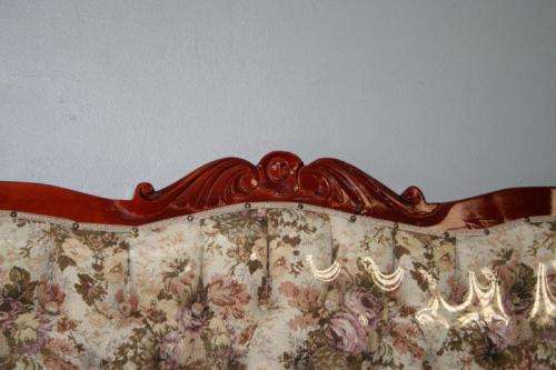 A FABULOUS VICTORIAN STYLED SOFA COUCH WITH DEEP BUTTON DETAILING AND ROLLED PADDED ARMRESTS