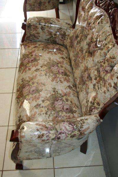 A FABULOUS VICTORIAN STYLED SOFA COUCH WITH DEEP BUTTON DETAILING AND ROLLED PADDED ARMRESTS