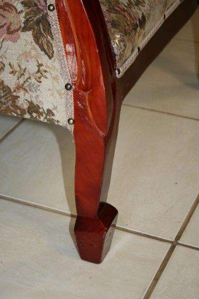 A FABULOUS VICTORIAN STYLED SOFA COUCH WITH DEEP BUTTON DETAILING AND ROLLED PADDED ARMRESTS