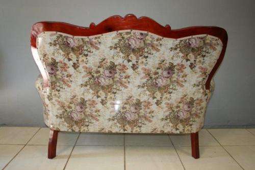 A FABULOUS VICTORIAN STYLED SOFA COUCH WITH DEEP BUTTON DETAILING AND ROLLED PADDED ARMRESTS