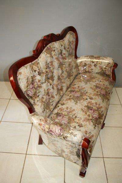 A FABULOUS VICTORIAN STYLED SOFA COUCH WITH DEEP BUTTON DETAILING AND ROLLED PADDED ARMRESTS