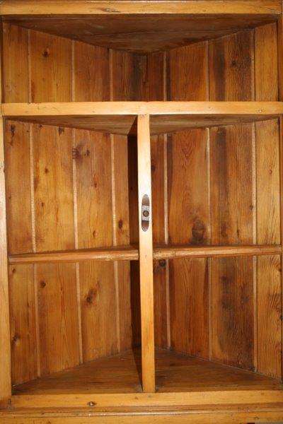 A SUPERB ANTIQUE OREGON PINE DOUBLE DOOR WALL MOUNTED CORNER WALL CABINET IN WONDERFUL CONDITION