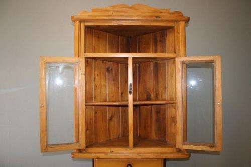 A SUPERB ANTIQUE OREGON PINE DOUBLE DOOR WALL MOUNTED CORNER WALL CABINET IN WONDERFUL CONDITION