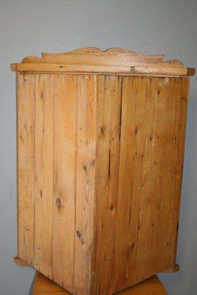 A SUPERB ANTIQUE OREGON PINE DOUBLE DOOR WALL MOUNTED CORNER WALL CABINET IN WONDERFUL CONDITION