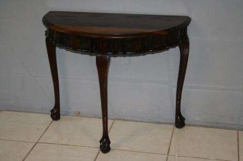 A BEAUTIFUL VINTAGE BALL & CLAW IMBUIA HALF MOON DISPLAY/OCCASIONAL TABLE. GORGEOUS IN AN ENTRANCE!!