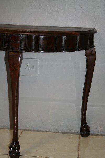 A BEAUTIFUL VINTAGE BALL & CLAW IMBUIA HALF MOON DISPLAY/OCCASIONAL TABLE. GORGEOUS IN AN ENTRANCE!!