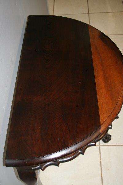 A BEAUTIFUL VINTAGE BALL & CLAW IMBUIA HALF MOON DISPLAY/OCCASIONAL TABLE. GORGEOUS IN AN ENTRANCE!!