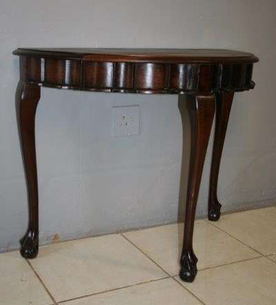 A BEAUTIFUL VINTAGE BALL & CLAW IMBUIA HALF MOON DISPLAY/OCCASIONAL TABLE. GORGEOUS IN AN ENTRANCE!!