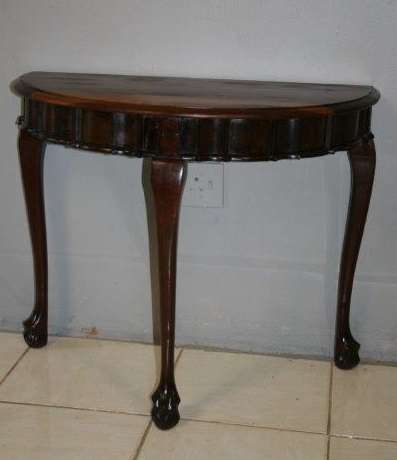 A BEAUTIFUL VINTAGE BALL & CLAW IMBUIA HALF MOON DISPLAY/OCCASIONAL TABLE. GORGEOUS IN AN ENTRANCE!!