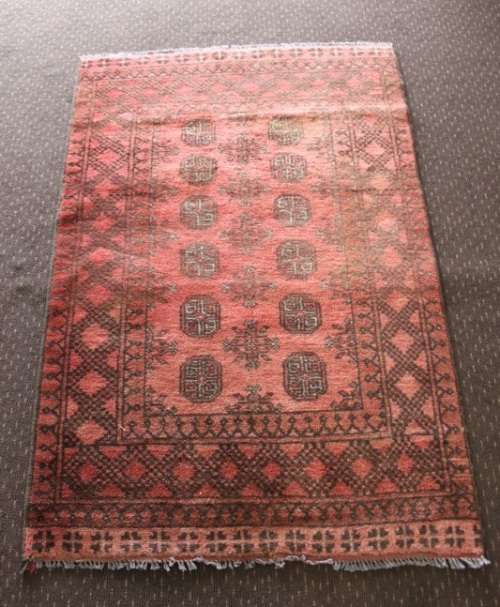 A GORGEOUS VINTAGE PERSIAN "AFGHAN" CARPET (1.5m x 1m) WITH A TRADITIONAL BOKHARA PATTERN & COLOURS