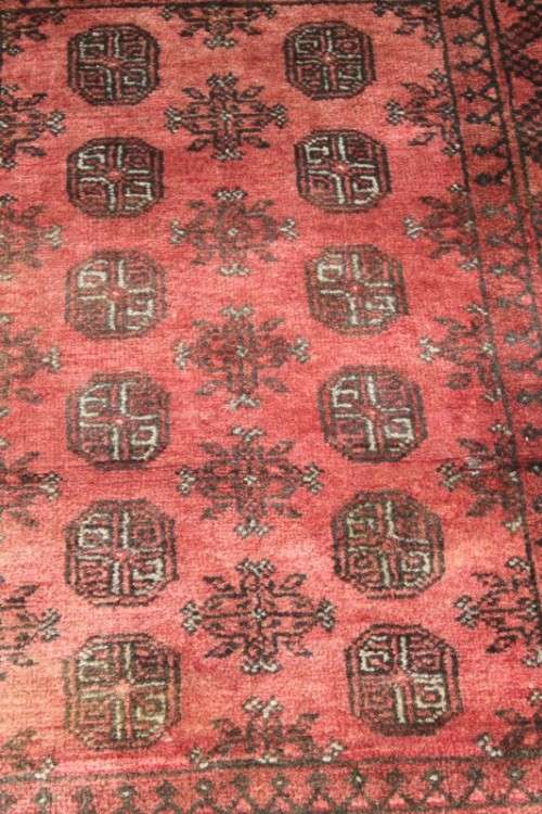 A GORGEOUS VINTAGE PERSIAN "AFGHAN" CARPET (1.5m x 1m) WITH A TRADITIONAL BOKHARA PATTERN & COLOURS
