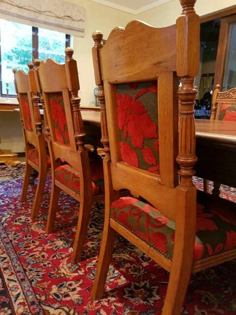 ABSOLUTELY SPECTACULAR OAK 8-SEATER EXTENDABLE DINING ROOM SUITE c/w LUXURIOUSLY UPHOLSTERED CHAIRS