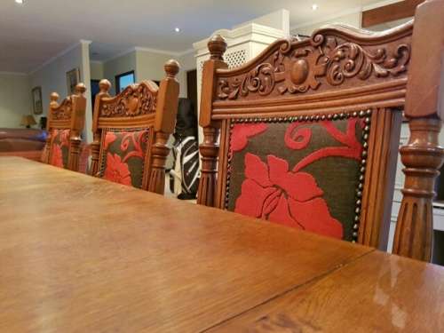 ABSOLUTELY SPECTACULAR OAK 8-SEATER EXTENDABLE DINING ROOM SUITE c/w LUXURIOUSLY UPHOLSTERED CHAIRS
