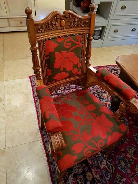 ABSOLUTELY SPECTACULAR OAK 8-SEATER EXTENDABLE DINING ROOM SUITE c/w LUXURIOUSLY UPHOLSTERED CHAIRS