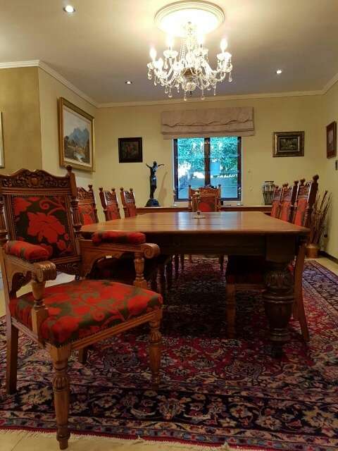 ABSOLUTELY SPECTACULAR OAK 8-SEATER EXTENDABLE DINING ROOM SUITE c/w LUXURIOUSLY UPHOLSTERED CHAIRS