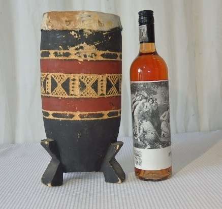 A STUNNING TRADITIONAL AFRICAN HAND CARVED HAND-DRUM WITH A HIDE SKIN TOP