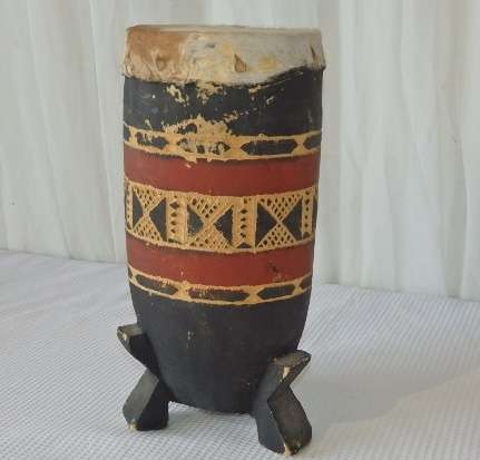 A STUNNING TRADITIONAL AFRICAN HAND CARVED HAND-DRUM WITH A HIDE SKIN TOP